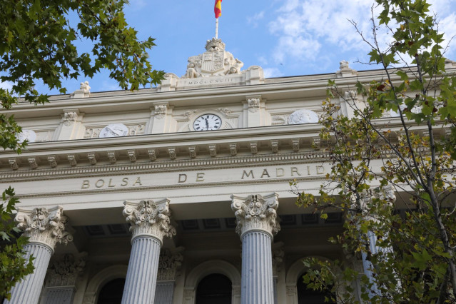 Exterior del Palacio de la Bolsa, a 21 de octubre de 2021, en Madrid (España). El Ibex 35 amanece este jueves con una caída del 0,82%, lo que ha llevado al selectivo a situarse a primera hora de la mañana en los 8.943, 5 enteros, en una jornada marcada po