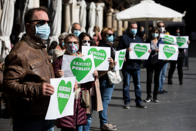 Archivo - Participantes forman una cadena humana para reclamar una sanidad pública digna en las zonas rurales y exigir que se acelere la construcción de los nuevos hospitales de Teruel y Alcañiz, en Teruel, Aragón, (España), a 3 de octubre de 2020.