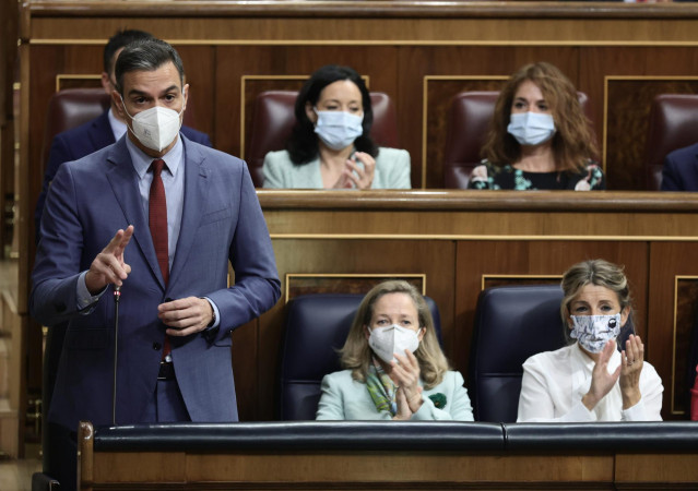 De izda a dcha: el presidente del Gobierno, Pedro Sánchez, con las vicepresidentas primera, Nadia Calviño, y segunda, Yolanda Díaz