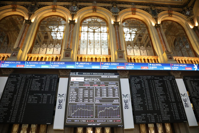 Varios paneles en el Palacio de la Bolsa, a 21 de octubre de 2021, en Madrid (España).