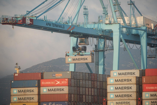 Archivo - Los buques ,Maersk Denver y Mary Maersk, en  la terminal de APM, gestionada por Maerks .en el puerto de Algeciras (Cádiz),  donde se están realizando trabajos de descarga de contenedores, después de arribar procedente del Canal de Suez (Egipto)