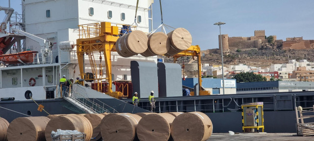 Archivo - Carga de un buque en el puerto de Almería