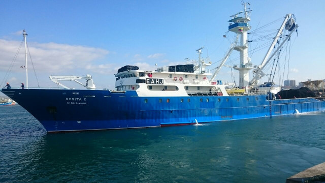 Barco palangrero que faena en el Pacífico oriental