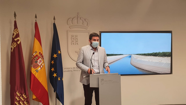 Archivo - El consejero de Agua, Agricultura, Ganadería, Pesca y Medio Ambiente, Antonio Luengo, en rueda de prensa