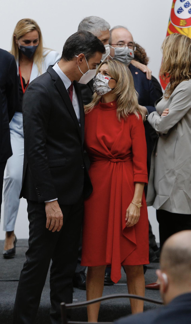El presidente del Gobierno, Pedro Sánchez y la vicepresidenta segunda y ministra de Trabajo y Economía Social, Yolanda Díaz, en la XXXI Cumbre Hispano-Portuguesa, a 28 de octubre de 2021, en Trujillo, Cáceres, Extremadura (España). La 32 Cumbre Hispano-Po