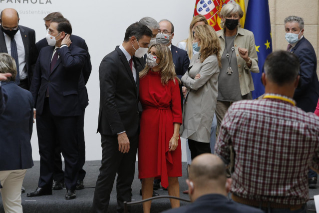 El presidente del Gobierno, Pedro Sánchez y la vicepresidenta segunda y ministra de Trabajo y Economía Social, Yolanda Díaz, en la XXXI Cumbre Hispano-Portuguesa, a 28 de octubre de 2021, en Trujillo, Cáceres, Extremadura (España).