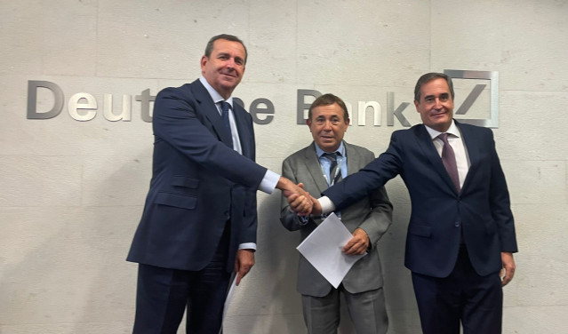 Firma del acuerdo entre Deutsche Bank y Fenitel.