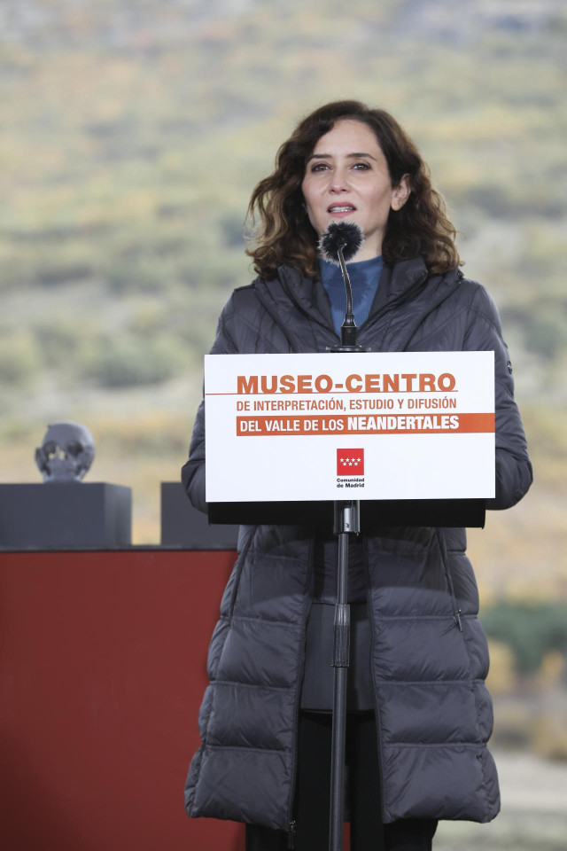 La presidenta de la Comunidad de Madrid, Isabel Díaz Ayuso, interviene en el acto de colocación de la primera piedra del futuro Museo-Centro de Interpretación, Estudio y Difusión del Valle de los Neandertales, en  Pinilla del Valle, a 2 de noviembre de 20