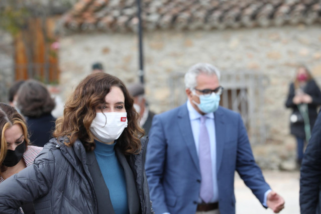 La presidenta de la Comunidad de Madrid, Isabel Díaz Ayuso, a su llegada al acto de colocación de la primera piedra del futuro Museo-Centro de Interpretación, Estudio y Difusión del Valle de los Neandertales, en  Pinilla del Valle, a 2 de noviembre de 202