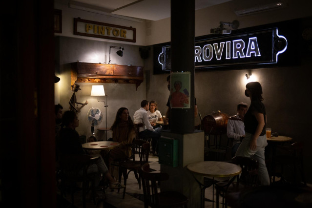 Interior de un bar en una calle céntrica de Barcelona