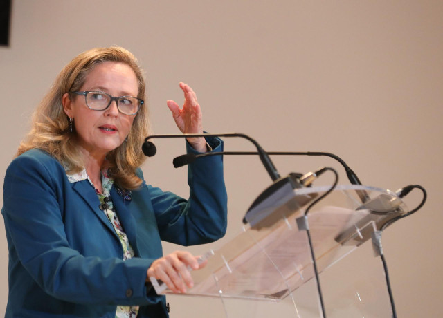 La vicepresidenta primera y ministra de Asuntos Económicos y Transformación Digital, Nadia Calviño, clausura la XVIII Jornada Nacional de Periodismo, en la sede de la Fundación Carlos de Amberes, a 26 de octubre de 2021, en Madrid (España).