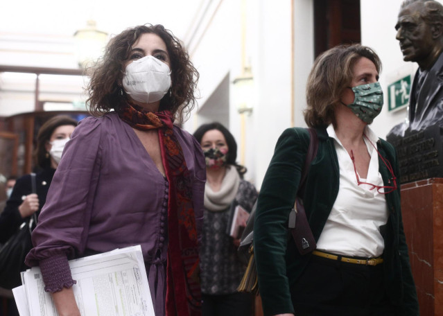 Archivo - La portavoz y ministra de Hacienda, María Jesús Montero (i) y la vicepresidenta  para la Transición Ecológica, Teresa Ribera (d) a su llegada a una sesión plenaria en el Congreso