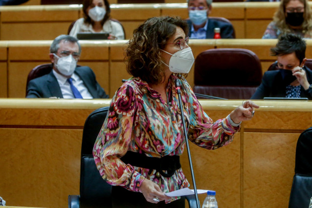 La ministra de Hacienda, Maria Jesús Montero, interviene durante una sesión de control al Gobierno en el Senado, a 19 de octubre de 2021, en Madrid (España). El Partido Popular quiere que el Senado apruebe una declaración institucional que incluya una con