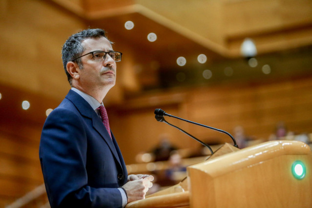 El ministro de la Presidencia, Relaciones con las Cortes y Memoria Democrática, Félix Bolaños, interviene durante una sesión de control al Gobierno en el Senado, a 2 de noviembre de 2021, en Madrid, (España). Las medidas para frenar la subida del precio d
