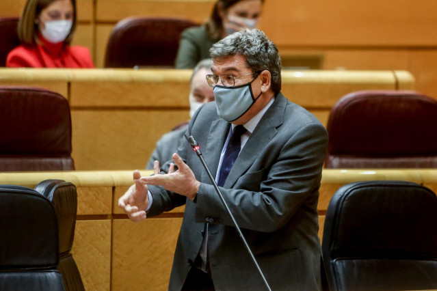 El ministro de Inclusión, Seguridad Social y Migraciones, José Luis Escrivá, interviene durante una sesión de control al Gobierno en el Senado, a 2 de noviembre de 2021, en Madrid, (España). Las medidas para frenar la subida del precio de la luz y las dis