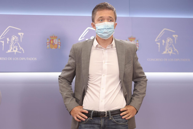 Archivo - El líder de Más País, Íñigo Errejón, en una rueda anterior a la celebración de la Junta de Portavoces en el Congreso de los Diputados, a 14 de septiembre, en Madrid (España).