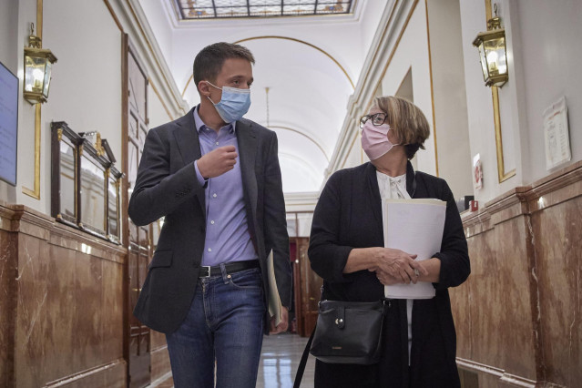 El líder de Más País, Iñigo Errejón y la diputada de Más País, Inés Sabanés, a su salida de una sesión plenaria en el Congreso