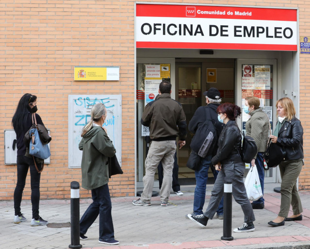 Varias personas en la puerta de una Oficina del Servicio Público de Empleo Estatal (SEPE).