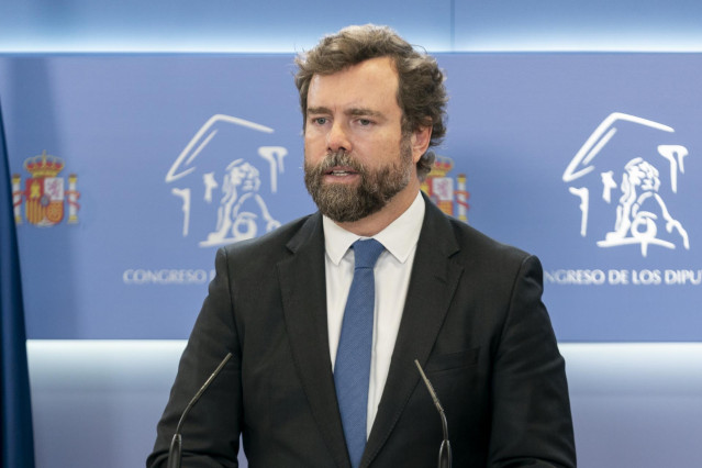 El portavoz de Vox en el Congreso, Iván Espinosa de los Monteros, interviene en una rueda de prensa anterior a una Junta de Portavoces en el Congreso de los Diputados, a 26 de octubre de 2021, en Madrid, (España).