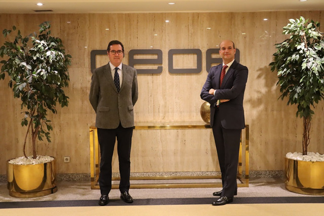 El presidente de la CEOE, Antonio Garamendi,  el consejero delegado de GFT España, Manuel Lavín