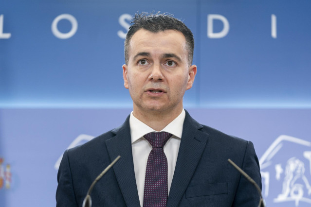 El portavoz del Grupo Parlamentario Socialista en el Congreso de los Diputados, Héctor Gómez, responde a los medios en una rueda de prensa posterior a una Junta de Portavoces en el Congreso de los Diputados, a 26 de octubre de 2021, en Madrid, (España).