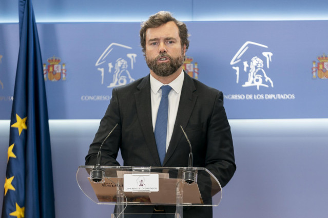 El portavoz de Vox en el Congreso, Iván Espinosa de los Monteros, interviene en una rueda de prensa anterior a una Junta de Portavoces en el Congreso de los Diputados, a 26 de octubre de 2021, en Madrid, (España).