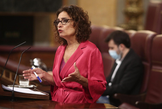 Archivo - La ministra de Hacienda, María Jesús Montero, interviene desde la tribuna del Congreso