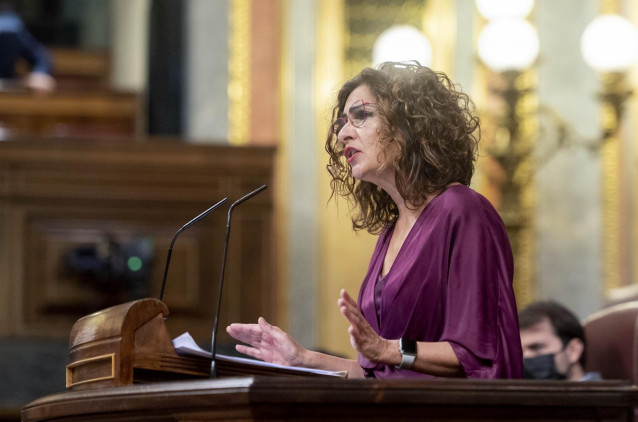 La ministra de Hacienda, María Jesús Montero, interviene en una sesión plenaria en el Congreso de los Diputados, a 3 de noviembre de 2021, en Madrid, (España)