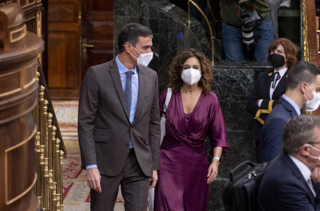 El presidente del Gobierno, Pedro Sánchez, y la ministra de Hacienda, María Jesús Montero, a su llegada a una sesión plenaria en el Congreso de los Diputados, a 3 de noviembre de 2021, en Madrid, (España).