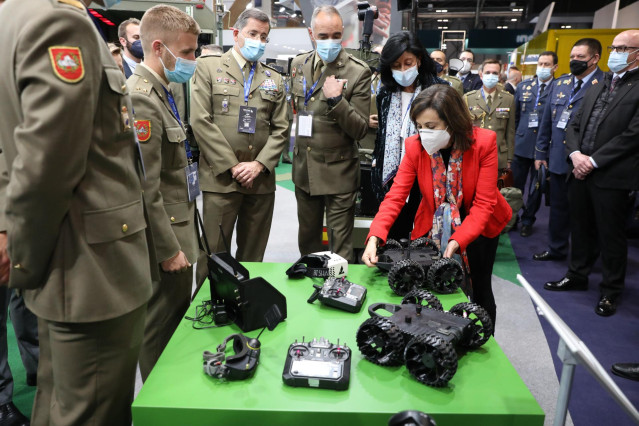 La ministra de Defensa, Margarita Robles, observa un robot en la Feria Internacional de Defensa y Seguridad FEINDEF