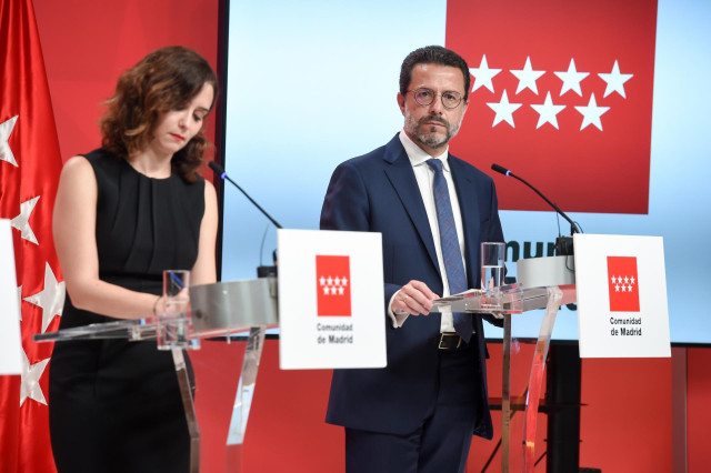 La presidenta de la Comunidad de Madrid, Isabel Díaz Ayuso, y el consejero de Economía, Hacienda y Empleo de la Comunidad de Madrid, Javier Fernández-Lasquetty, responden a los medios tras una reunión del Consejo de Gobierno de la Comunidad de Madrid, en