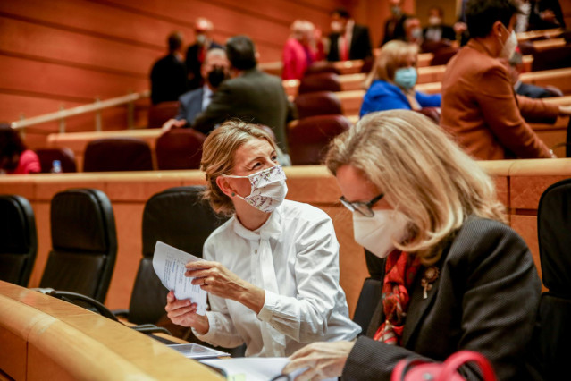 La vicepresidenta segunda y ministra de Trabajo y Economía Social, Yolanda Díaz (i) y la vicepresidenta primera y ministra de Asuntos Económicos, Nadia Calviño (d), durante una sesión de control al Gobierno en el Senado, a 2 de noviembre de 2021, en Madri