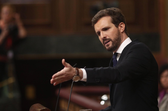 Archivo - El presidente del PP, Pablo Casado, interviene desde la tribuna del Congreso de los Diputados en la primera sesión del debate de investidura del candidato socialista a la Presidencia de Gobierno en la XIV Legislatura en Madrid (España), a 4 de e