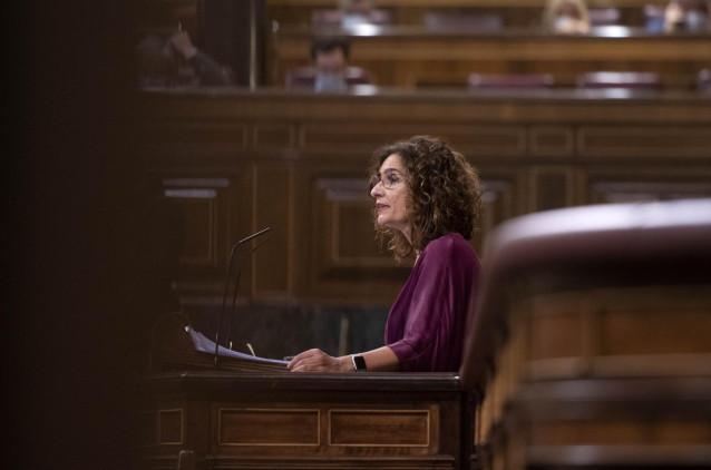La ministra de Hacienda, María Jesús Montero, interviene en una sesión plenaria en el Congreso de los Diputados, a 3 de noviembre de 2021, en Madrid, (España).