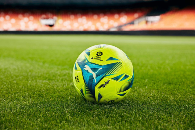 Archivo - Puma y LaLiga presentan 'Adrenalina', el balón de los derbis y El Clásico.