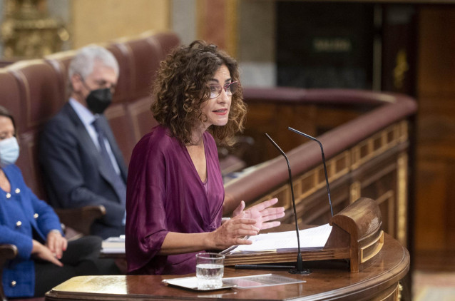La ministra de Hacienda, María Jesús Montero, interviene en una sesión plenaria en el Congreso de los Diputados, a 3 de noviembre de 2021, en Madrid, (España).