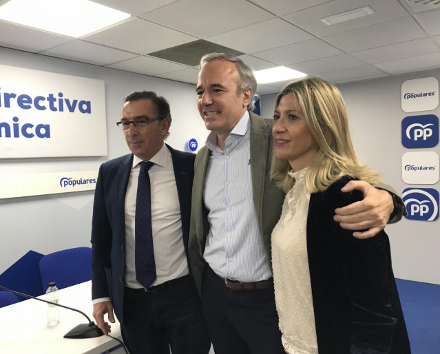 El alcalde de Zaragoza, Jorge Azcón, en el centro, a su derecha el presidente saliente y en funciones del PP-Aragón, Luis María Beamonte; y la protavoz del grupo parlamentario del PP en las Cortes de Aragón, Mar Vaquero