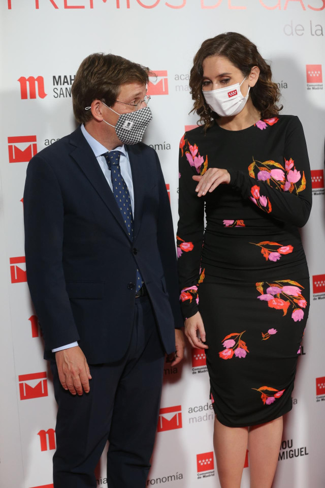 El alcalde de Madrid, José Luis Martínez-Almeida y la presidenta de la Comunidad de Madrid, Isabel Díaz Ayuso, posan en la entrega de los V Premios de Gastronomía de la Comunidad de Madrid, a 13 de octubre de 2021, en Madrid (España).
