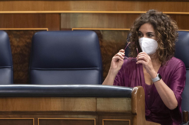 La ministra de Hacienda, María Jesús Montero, en una sesión plenaria en el Congreso