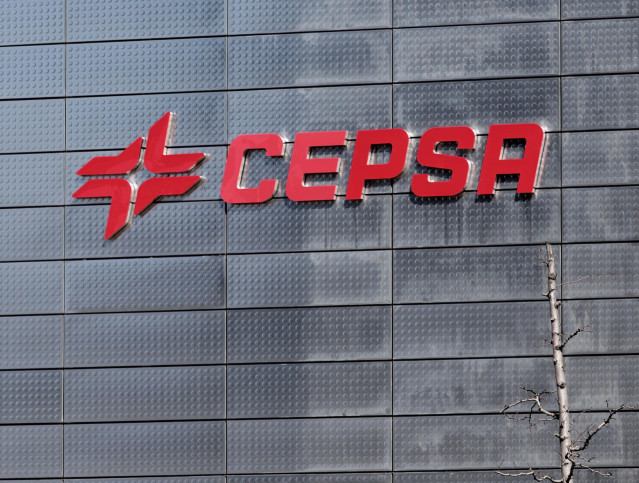 Archivo - Imagen del logo de Cepsa en la Torre Cepsa de la zona financiera Cuatro Torres Business Area, en Madrid.