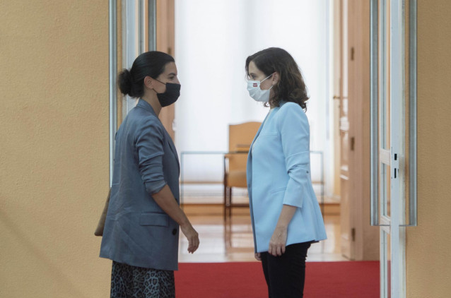 Archivo - La presidenta de la Comunidad de Madrid, Isabel Díaz Ayuso (d), conversa con la portavoz de Vox en la Asamblea, Rocío Monasterio (i), en la Real Casa de Correos, sede del Gobierno regional, a 6 de septiembre de 2021, en Madrid, (España).
