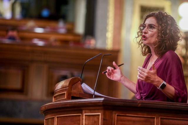 La ministra de Hacienda, María Jesús Montero, interviene en una sesión plenaria en el Congreso