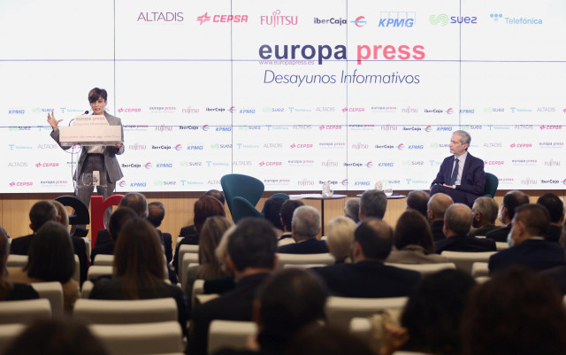 La ministra de Política Territorial y portavoz del Gobierno, Isabel Rodríguez, interviene en un Desayuno Informativo de Europa Press, en el Auditorio Meeting Place, a 4 de noviembre de 2021, en Madrid, (España).