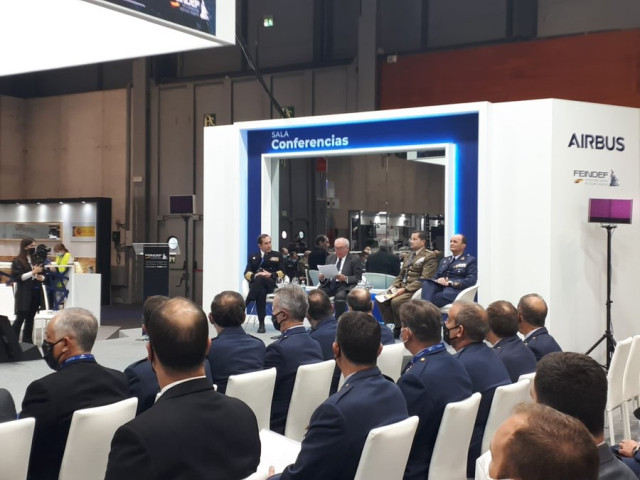 Los jefes de Estado Mayor del Ejército de Tierra, el Ejército del Aire y la Armada en una conferencia en la feria de industria de defensa Feindef