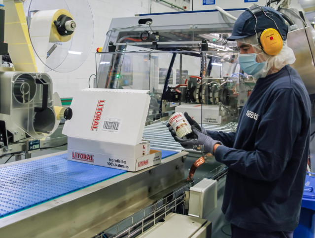 Un trabajador de Nestlé en Gijón con el nuevo 'packaging' de las latas Litoral
