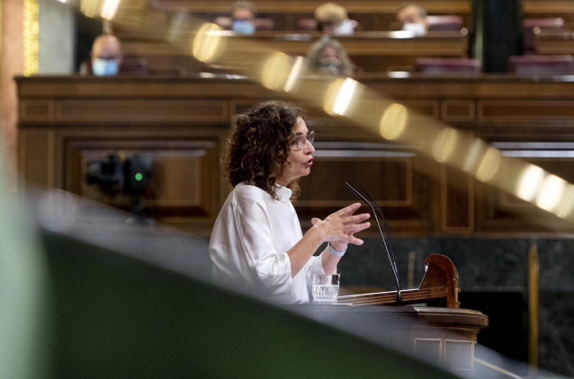 La ministra de Hacienda, María Jesús Montero, interviene en una sesión plenaria en el Congreso