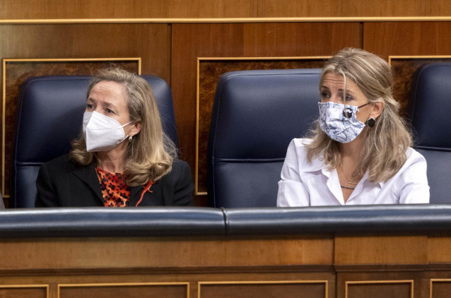 Calviño (izda.) junto la vicepresidenta segunda y ministra de Trabajo, Yolanda Díaz, en una sesión plenaria en el Congreso de los Diputados.