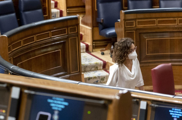 La ministra de Hacienda, María Jesús Montero, en una sesión plenaria en el Congreso
