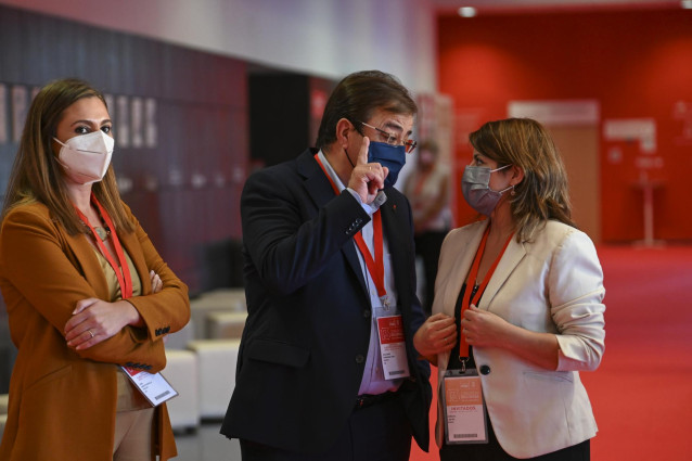 (I-D) La vicesecretaria del PSOE regional, Lara Garlito; el presidente de la Junta de Extremadura y secretario general del PSOE de Extremadura, Guillermo Fernández Vara y la vicesecretaria general del partido, Adriana Lastra, a su llegada al 13 Congreso R
