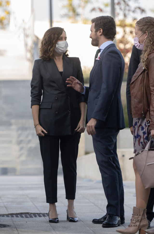 La presidenta de la Comunidad de Madrid, Isabel Díaz Ayuso y el presidente del PP, Pablo Casado, a su llegada a la inauguración del nuevo Campus de IE Tower ubicado en la quinta torre más alta de Madrid, a 19 de octubre de 2021, en Madrid, (España).